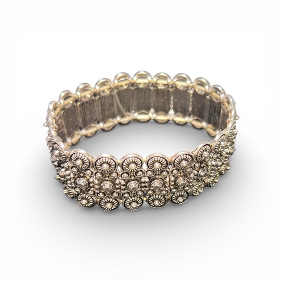 Jewelry - Silver Toned Stretchy 1” Thick NWT Bracelet - 8” Length